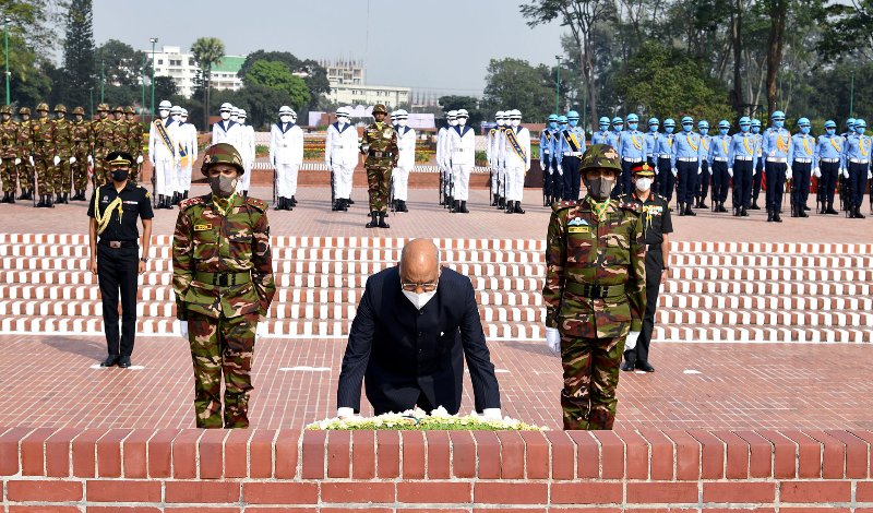 জাতীয় স্মৃতিসৌধে ভারতের রাষ্ট্রপতির শ্রদ্ধা