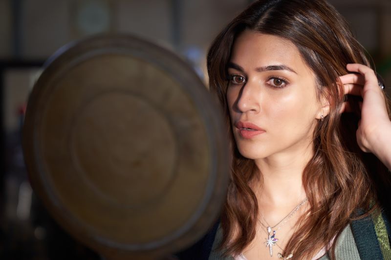 Kriti Sanon shares shooting moment from Bachchan Pandey set Kriti Sanon shares shooting moment from Bachchan Pandey set