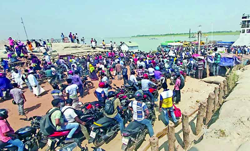 People crowd at Banglabazar ferry ghat People crowd at Banglabazar ferry ghat