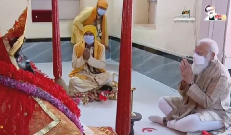 Indian PM Narendra Modi offers prayers at Jeshoreshwari Temple