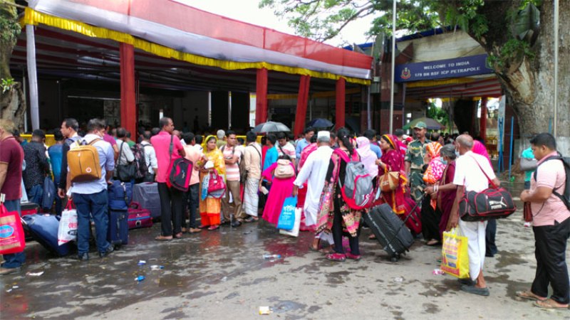 Passengers returning from India having to stand in queue for 7 hours at Petrapol