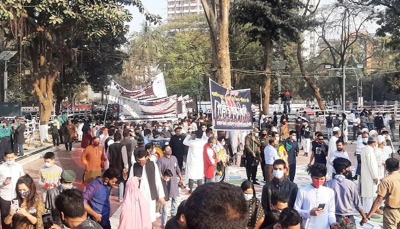 Thousands gather at Shaheed Minar to pay homage to Language Movement martyrs