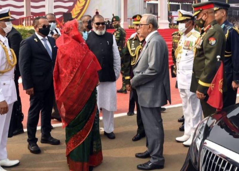 বিজয় দিবসের কুচকাওয়াজে রাষ্ট্রপতি ও প্রধানমন্ত্রী