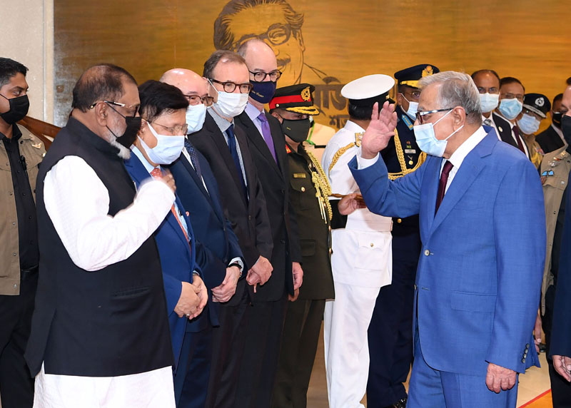 বার্লিন থেকে লন্ডনে পৌঁছেছেন রাষ্ট্রপতি বার্লিন থেকে লন্ডনে পৌঁছেছেন রাষ্ট্রপতি