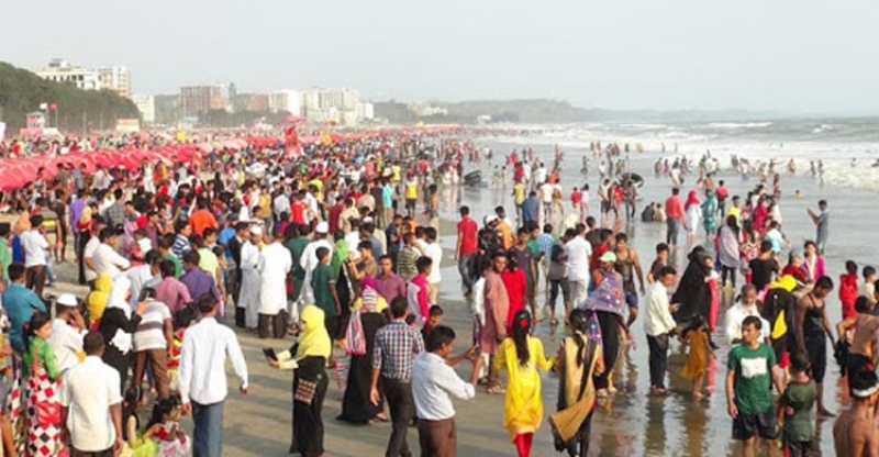 Cox's Bazar beach full of tourists