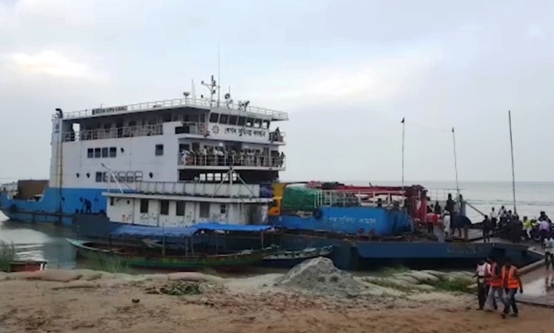 1 killed as two ferries collide in Padma