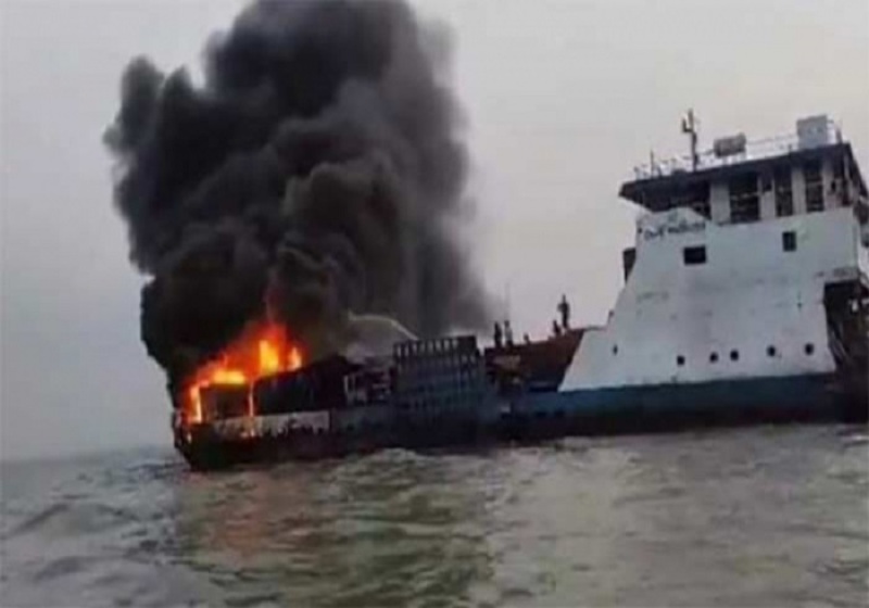 Fire breaks out on ferry in the Padma