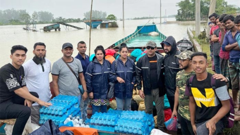 বানভাসি মানুষের সহায়তায় চিত্রনায়ক রিয়াজ, সাইমন সাদিক, চিত্রনায়িকা নিপুণ ও জেসমিন