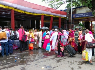 Passengers returning from India having to stand in queue for 7 hours at Petrapol