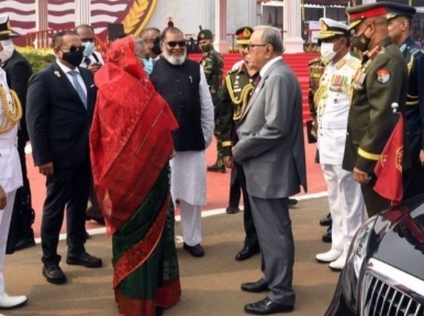 বিজয় দিবসের কুচকাওয়াজে রাষ্ট্রপতি ও প্রধানমন্ত্রী