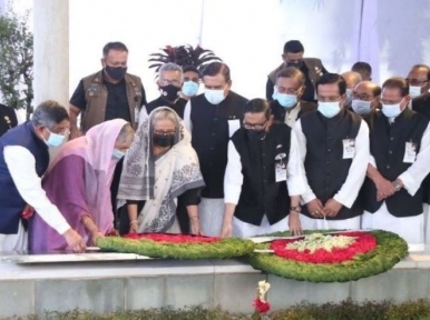 Prime Minister pays tribute at the graves of national leaders in Banani