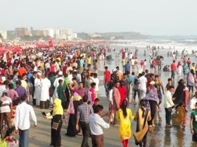 পর্যটকে ভরপুর কক্সবাজার সৈকত