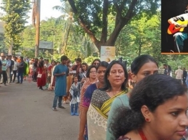 Audience queue up to listen to legendary singer Kabir Suman