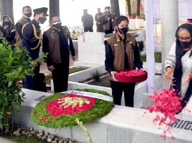 PM Hasina pays tributes at the burial of her relatives