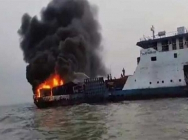 Fire breaks out on ferry in the Padma