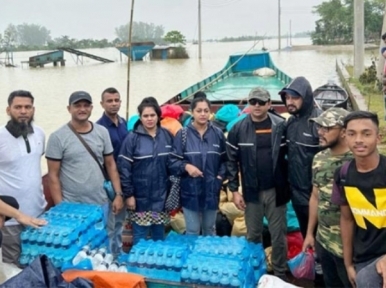 বানভাসি মানুষের সহায়তায় চিত্রনায়ক রিয়াজ, সাইমন সাদিক, চিত্রনায়িকা নিপুণ ও জেসমিন