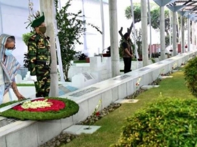 PM pays tribute at the graves of August 15 martyrs