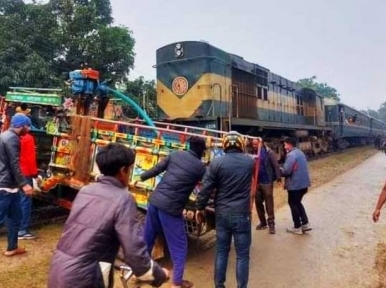 Three killed in Chapainawabganj train crash