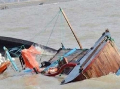 বঙ্গোপসাগরে ট্রলার ডুবে ৩ জেলের মৃত্যু, উদ্ধার ১২