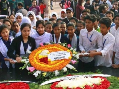 People pay tribute to Martyr Intellectuals Memorial