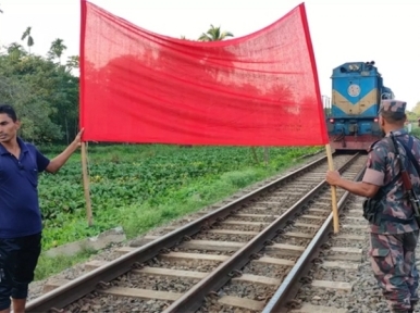 NJP-Dhaka 'Mitali Express' narrowly escapes accident
