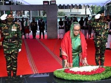 মহান বিজয় দিবসে বঙ্গবন্ধুর প্রতিকৃতিতে প্রধানমন্ত্রীর শ্রদ্ধা