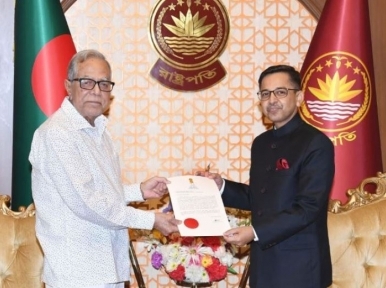 New Indian High Commissioner presents identity card to President