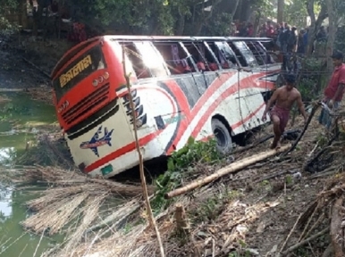 বাস নিয়ন্ত্রণ হারিয়ে গাছের সঙ্গে ধাক্কা, পুলিশসহ প্রাণ গেল ৪ জনের