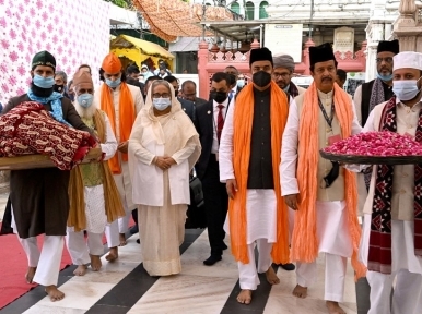 Sheikh Hasina visits Delhi's Nizamuddin Dargah