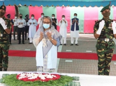 Prime Minister Hasina recites Fateha at Bangabandhu's grave in Tungipara
