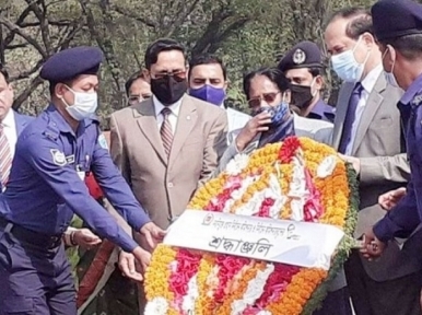 স্মৃতিসৌধে শ্রদ্ধা জানালেন সিইসি