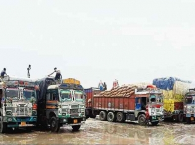 Indian Customs stops hundreds of trucks at the Bangladesh border