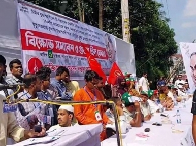 Residence of Saka Chowdhury, who was executed by hanging in Chittagong, surrounded by agitators