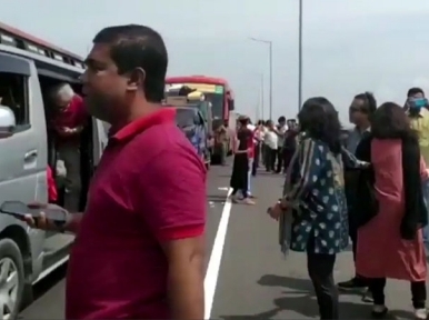 Stuck in traffic jam on Padma Bridge, passengers take selfies