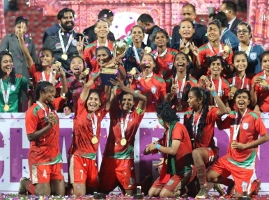 SAFF: Victorious women's football team receive warm welcome in Dhaka