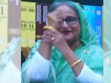 Sheikh Hasina shows gold bangle received from tea workers