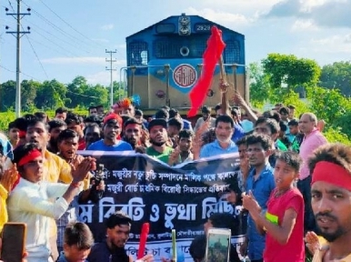Agitating tea workers halt Paharika Express
