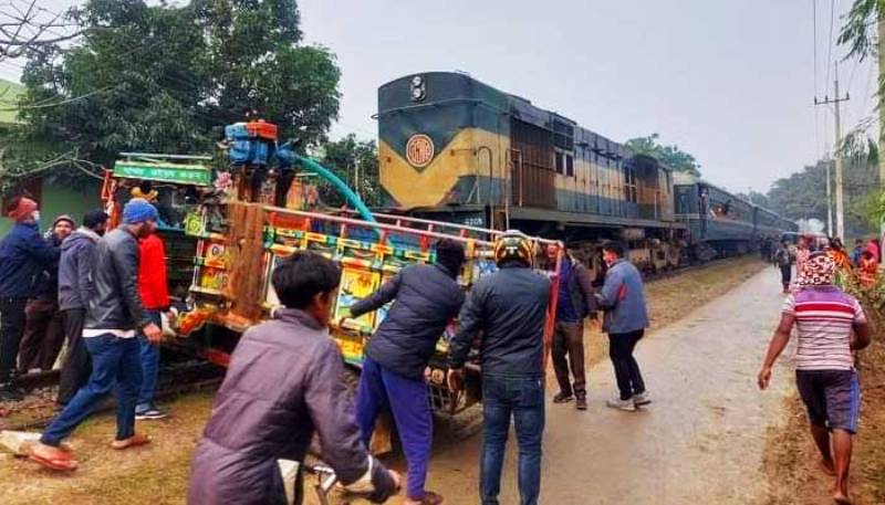 Three killed in Chapainawabganj train crash
