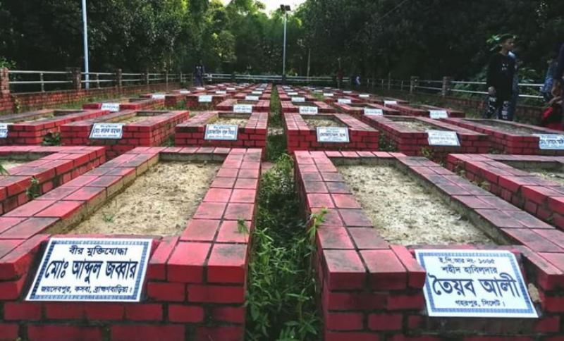 বীর মুক্তিযোদ্ধাদের সমাধি সংরক্ষণে অবহেলায় সংশ্লিষ্টদের শাস্তি দাবি