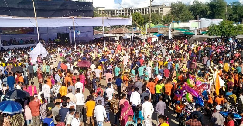 কক্সবাজার সৈকতে লাখো মানুষের অংশগ্রহণে প্রতিমা বিসর্জন