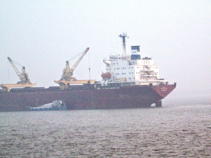 Indian container ship on trial run reaches Mongla port