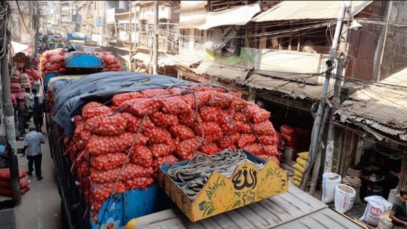 Khatunganj wholesale market suffering due to lack of buyers
