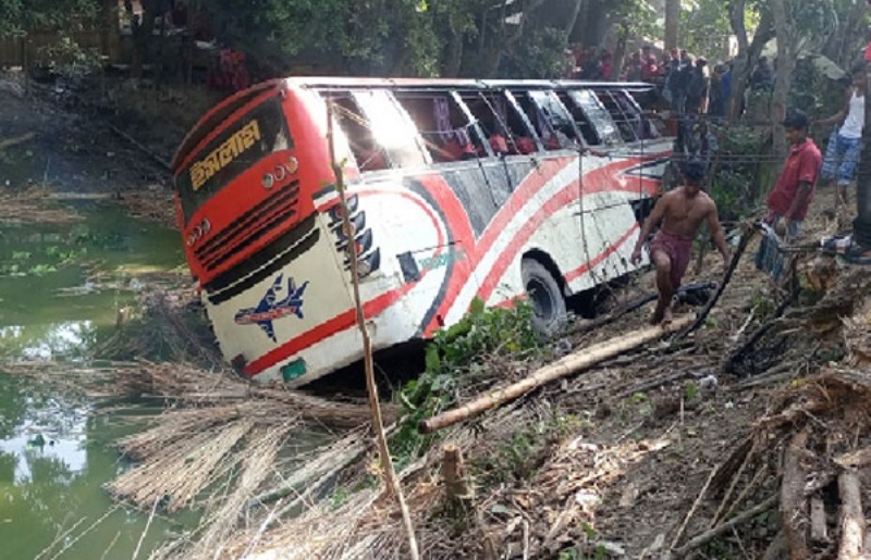 Four including policeman dead after speeding bus hits tree in Gopalganj Four including policeman dead after speeding bus hits tree in Gopalganj