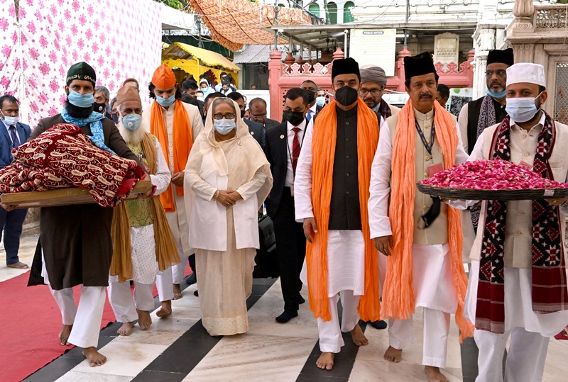 Sheikh Hasina visits Delhi's Nizamuddin Dargah