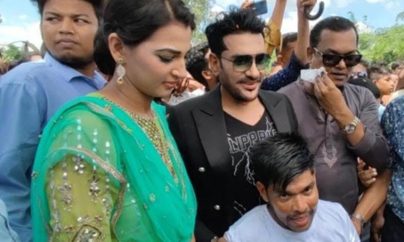 প্রতিবন্ধী ভক্তের চিকিৎসার দায়িত্ব নিলেন চিত্রনায়ক অনন্ত জলিল প্রতিবন্ধী ভক্তের চিকিৎসার দায়িত্ব নিলেন চিত্রনায়ক অনন্ত জলিল