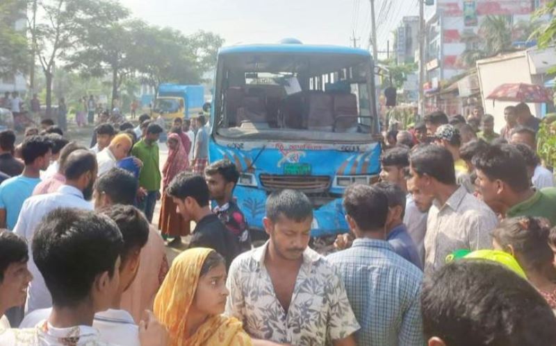 Bus mows down four garment workers in Gazipur Bus mows down four garment workers in Gazipur