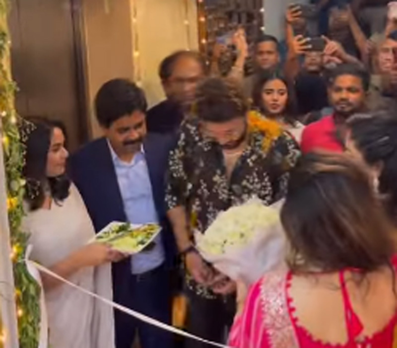 Shakib Khan inaugurates Urmila's beauty parlour Shakib Khan inaugurates Urmila's beauty parlour