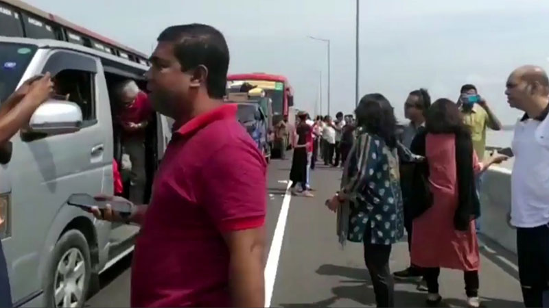 Stuck in traffic jam on Padma Bridge, passengers take selfies
