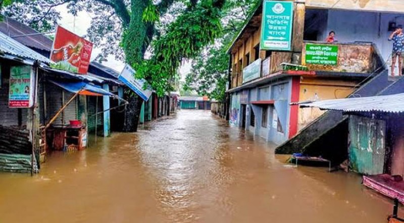 সুরমার তীর উপচে সিলেট শহরে ঢুকছে বন্যার পানি সুরমার তীর উপচে সিলেট শহরে ঢুকছে বন্যার পানি