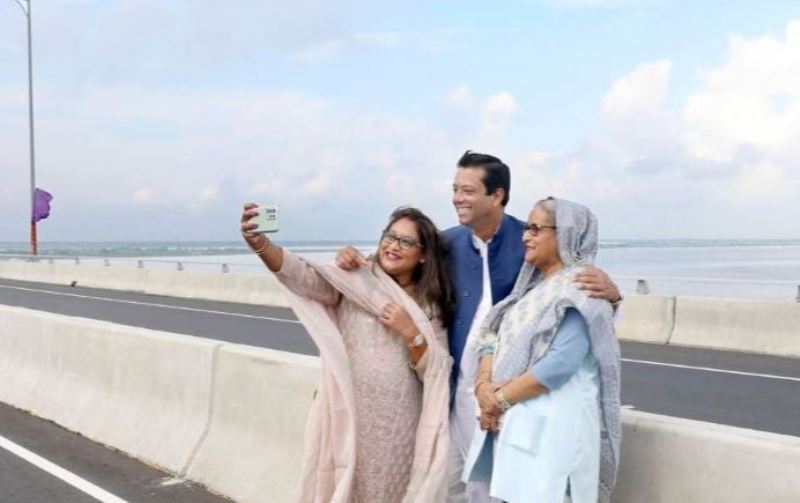 PM Hasina clicks selfie with daughter Putul at Padma Bridge